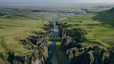 Isländische grüne Hügel und Panoramen. Fjadrargljufur-Schlucht. Hochwertiges Foto