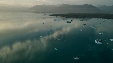 Foto de Panorama aéreo de drones del famoso lago Joekulsarlon laguna glacial y playa de diamantes con sus icebergs. Foto de alta calidad - Imagen libre de derechos