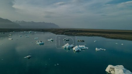 Panorama aérien de drones du célèbre lac Joekulsarlon lagune glaciaire et plage de diamants avec ses icebergs. Photo de haute qualité