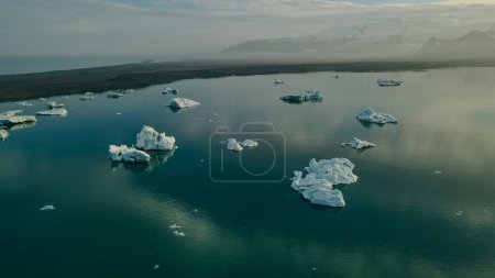 Panorama aérien de drones du célèbre lac Joekulsarlon lagune glaciaire et plage de diamants avec ses icebergs. Photo de haute qualité