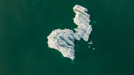 Drohnenpanorama des berühmten Joekulsarlon-Sees mit Gletscherlagune und Diamantenstrand mit seinen Eisbergen. Hochwertiges Foto