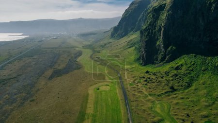 vista aérea de las famosas montañas Vestrahorn en Islandia. Foto de alta calidad