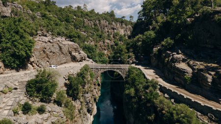 Antiguo puente de arco sobre el desfiladero del río Koprucay en el Parque Nacional Koprulu en Turquía. .. Foto de alta calidad