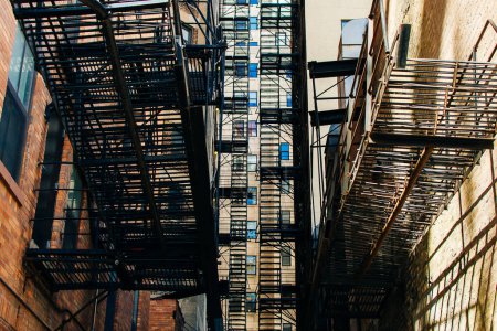 Typische Bautreppen in New Yorker Vierteln, USA. Hochwertiges Foto