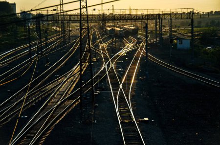 Téléchargez les photos : Rails de chemin de fer au coucher du soleil, Russie. Photo de haute qualité - en image libre de droit