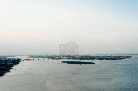 Blick auf die Stadt Guayaquil vom Fluss Guayas, Ecuador. Hochwertiges Foto
