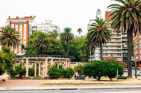 Téléchargez les photos : Montevideo, Uruguay, septembre 2022. Typique seo ou océan paysage urbain de la vieille ville. Photo de haute qualité - en image libre de droit