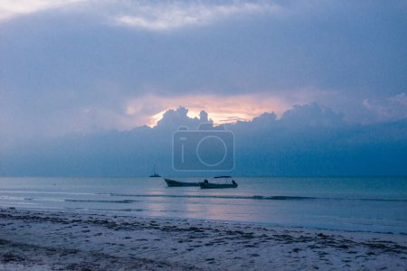 Foto de Relajarse en una hamaca sobre el agua, Isla Holbox, México. - Imagen libre de derechos