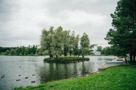 Park in Tsarskoe Selo Park, St. Petersburg, Russland - September 2022. Hochwertiges Foto