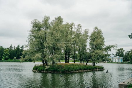 Park in Tsarskoe Selo Park, St. Petersburg, Russland - September 2022. Hochwertiges Foto