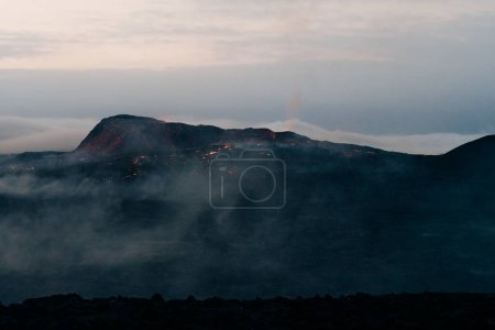 Foto de Fagradalsfjall, Islandia - junio de 2021: erupción del volcán cerca de Reikiavik, Islandia. Foto de alta calidad - Imagen libre de derechos