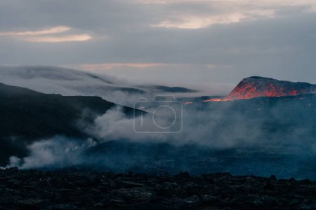 Fagradalsfjall, Islande - Juin 2021 : éruption volcanique près de Reykjavik, Islande. Photo de haute qualité