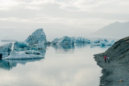 Die Jokulsarlon Gletscherlagune und der Diamond Beach liegen im Vatnajokull Nationalpark im Süden Islands. Hochwertiges Foto