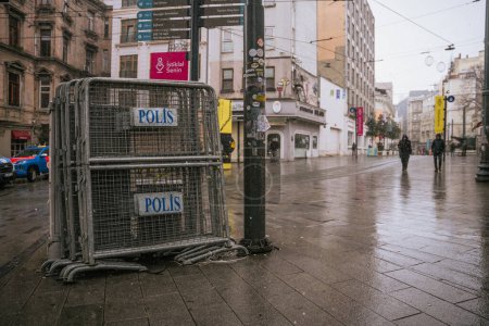 Téléchargez les photos : Clôture avec l'inscription Police. Clôtures de police à Istanbul, Turquie - sep 2022. Photo de haute qualité - en image libre de droit