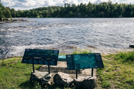 Téléchargez les photos : Paysage tranquille au lac - Chutes Nestor au Canada - septembre 2022. Photo de haute qualité - en image libre de droit
