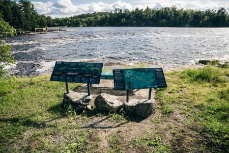 Téléchargez les photos : Paysage tranquille au lac - Chutes Nestor au Canada - septembre 2022. Photo de haute qualité - en image libre de droit