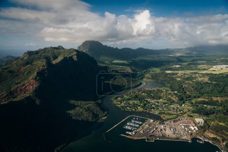 Téléchargez les photos : Lihue, Kauai Hawaii, États-Unis - sep 2022 Vue aérienne de la baie de Nawiliwili et de la plage de Kalpaki. Photo de haute qualité - en image libre de droit