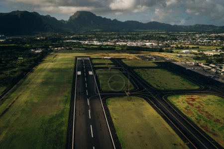 Vue aérienne de la piste et des hangars d'avion de l'aéroport de Lihue sur l'île de Kauai, Hawaï, États-Unis - sep 2022. Photo de haute qualité