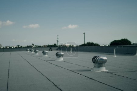 Foto de Ventilador de ventilador de aire de aluminio sin accionamiento de techo para planta industrial. Foto de alta calidad - Imagen libre de derechos