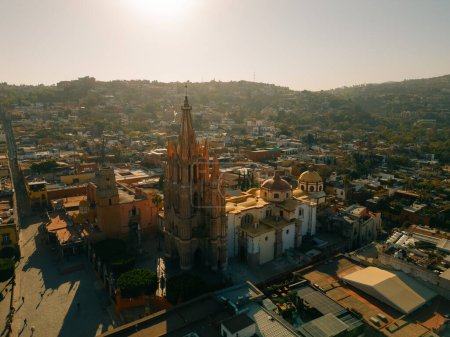 Téléchargez les photos : Vue aérienne panoramique du jardin Allende qui est en face de la Parroquia de San Miguel Arcangel. Photo de haute qualité - en image libre de droit