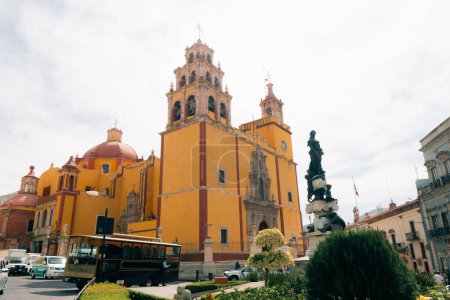 Foto de Guanajuato, México - Enero 2023: Basílica de Nuestra Señora de Guanajuato y Plaza de la Paz. Foto de alta calidad - Imagen libre de derechos