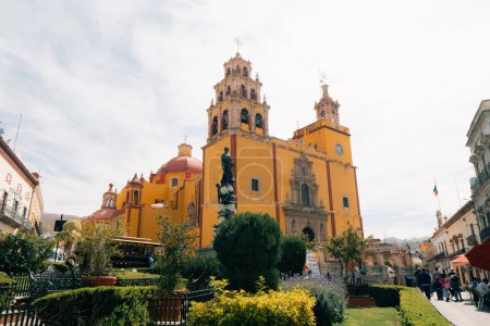 Foto de Guanajuato, México - Enero 2023: Basílica de Nuestra Señora de Guanajuato y Plaza de la Paz. Foto de alta calidad - Imagen libre de derechos