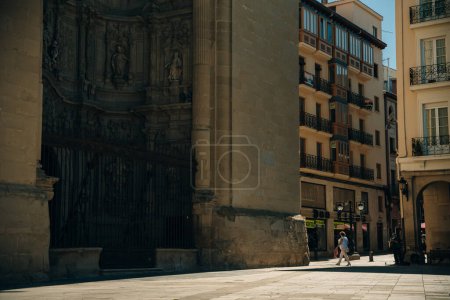Téléchargez les photos : Porte de la Co-Cathédrale de Sainte Maria de la Redonda à Logrono. Espagne. Photo de haute qualité - en image libre de droit