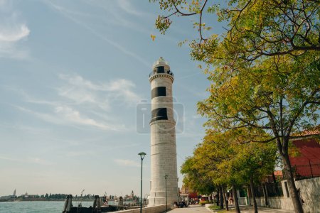 Foto de Faro dell 'Isola di Murano en la Laguna de Venecia, Italia - sep, 2021. Foto de alta calidad - Imagen libre de derechos