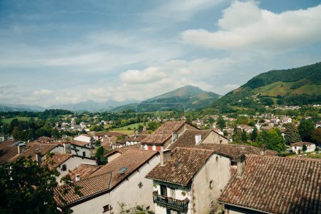 Stadtbild des baskischen Dorfes St. Jean Pied de Port, Frankreich. Hochwertiges Foto