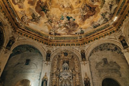 Téléchargez les photos : RIOJA, ESPAGNE - nov, 2021 Intérieur de la cathédrale médiévale de Logrono, La Rioja, Espagne. Photo de haute qualité - en image libre de droit