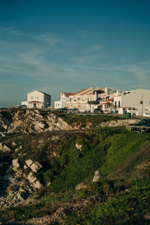 Aussichtspunkt am Kap Carvoeiro an der Küste des Atlantiks, Halbinsel Peniche, Portugal. Hochwertiges Foto