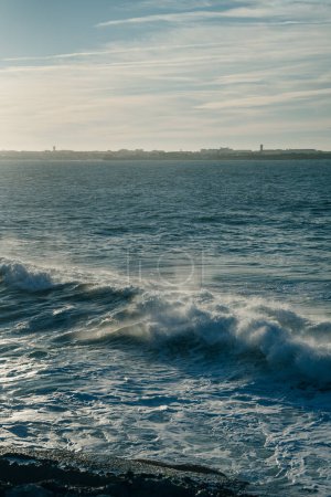 vue sur l'océan depuis la peniche, portugaise au coucher du soleil.
