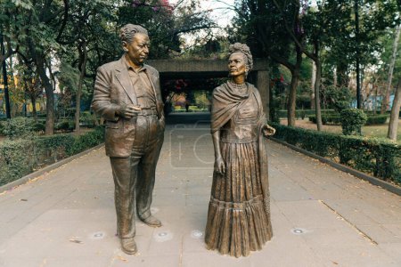 Foto de México D.F. -feb 2023: Estatuas de Frida Kahlo y Diego Rivera dentro del Parque Frida Kahlo en Coyoacán. Foto de alta calidad - Imagen libre de derechos