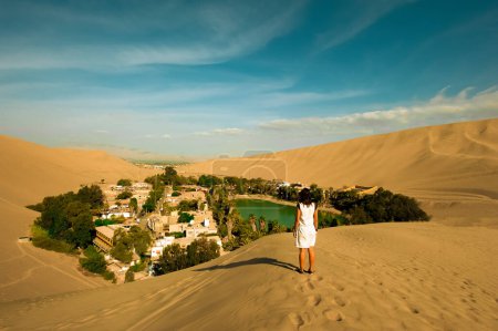 Le HuacL'oasis de Huacachina, dans les dunes de sable du désert près de la ville d'Ica, Pérou achina Oasis, dans les dunes de sable du désert près de la ville d'Ica, Pérou. Photo de haute qualité