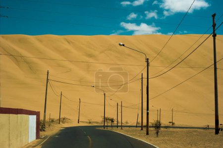 Le HuacL'oasis de Huacachina, dans les dunes de sable du désert près de la ville d'Ica, Pérou achina Oasis, dans les dunes de sable du désert près de la ville d'Ica, Pérou. Photo de haute qualité