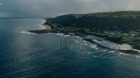 Vista aérea de la costa de la playa en Hawaii, EE.UU. Foto de alta calidad