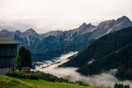 Dolomiten, Italien - November 2021 Toller Blick vom Berg auf den Monte Punta. Hochwertiges Foto
