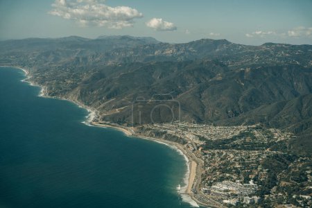 Téléchargez les photos : Vue aérienne du parc d'État Leo Carrillo et de la Pacific Coast Highway à Malibu, Californie. Photo de haute qualité - en image libre de droit