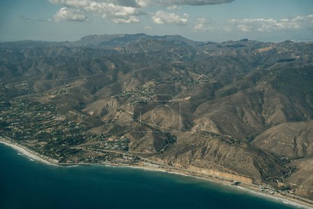 Vista aérea de Leo Carrillo State Park y Pacific Coast Highway en Malibú, California. Foto de alta calidad