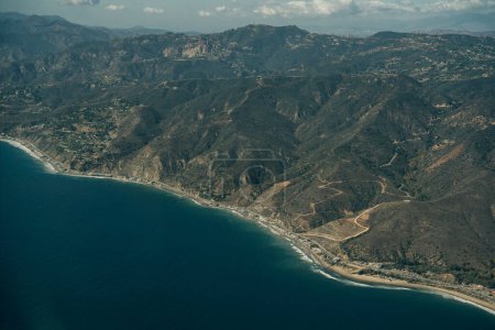 Luftaufnahme des Leo Carrillo State Park und des Pacific Coast Highway in Malibu, Kalifornien. Hochwertiges Foto