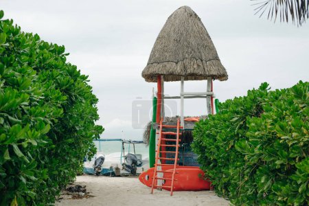 Ein Rettungsschwimmturm am Strand von Holbox, Quintana Roo, Mexiko.