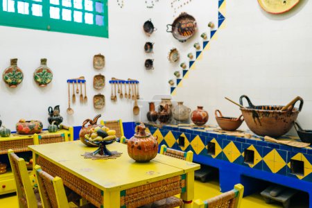 Foto de COYOACAN, MÉXICO - abril 2023 Cocina en la Casa Azul de la artista mexicana Frida Kahlo. Foto de alta calidad - Imagen libre de derechos