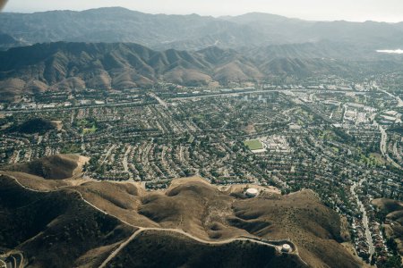 Aerial of suburban cul-de-sacs in the Stevenson Ranch community of Los Angeles County California. Foto de alta calidad