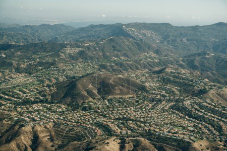 Téléchargez les photos : Aerial of suburban cul-de-sacs in the Stevenson Ranch community of Los Angeles County California. Photo de haute qualité - en image libre de droit