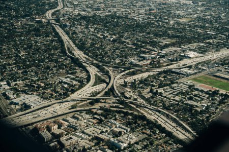 Téléchargez les photos : Vue aérienne de l'échangeur routier avec le centre-ville de Los Angeles, États-Unis. Photo de haute qualité - en image libre de droit