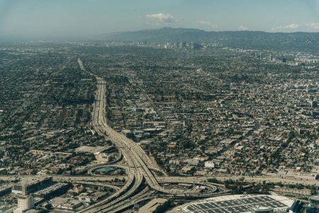Téléchargez les photos : Vue aérienne de l'échangeur routier avec le centre-ville de Los Angeles, États-Unis. Photo de haute qualité - en image libre de droit