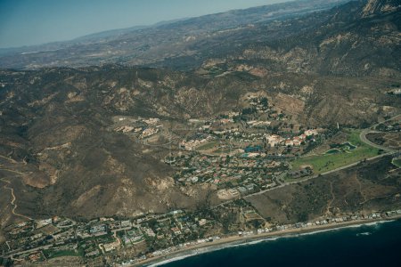 Téléchargez les photos : Vue aérienne du parc d'État Leo Carrillo et de la Pacific Coast Highway à Malibu, Californie. Photo de haute qualité - en image libre de droit