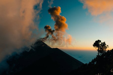 Der Vulkan Fuego bricht in der Nacht aus Sicht des Vulkans Acatenango in Guatemala aus. Hochwertiges Foto