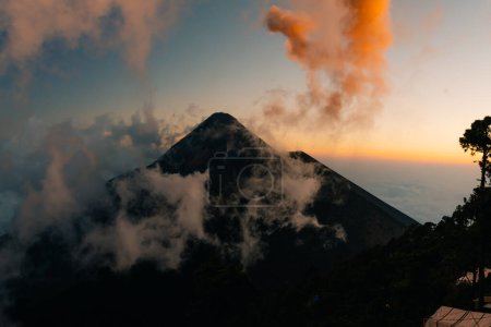 Der Vulkan Fuego bricht in der Nacht aus Sicht des Vulkans Acatenango in Guatemala aus. Hochwertiges Foto