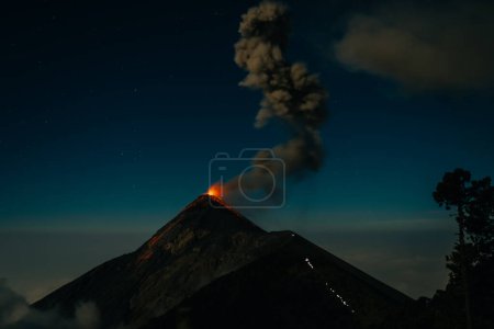 Éruption nocturne du volcan Fuego depuis la vue sur le volcan Acatenango, Guatemala. Photo de haute qualité